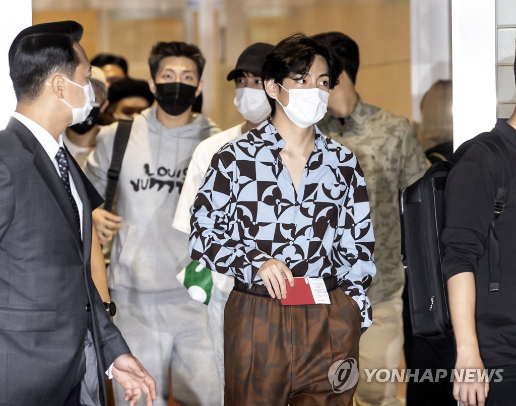 Los integrantes del grupo masculino de K-pop BTS se preparan para partir a Nueva York desde el Aeropuerto Internacional de Incheon, al oeste de Seúl, el 18 de septiembre de 2021, para asistir a un evento de la ONU como enviados presidenciales especiales para las generaciones futuras y la cultura. 