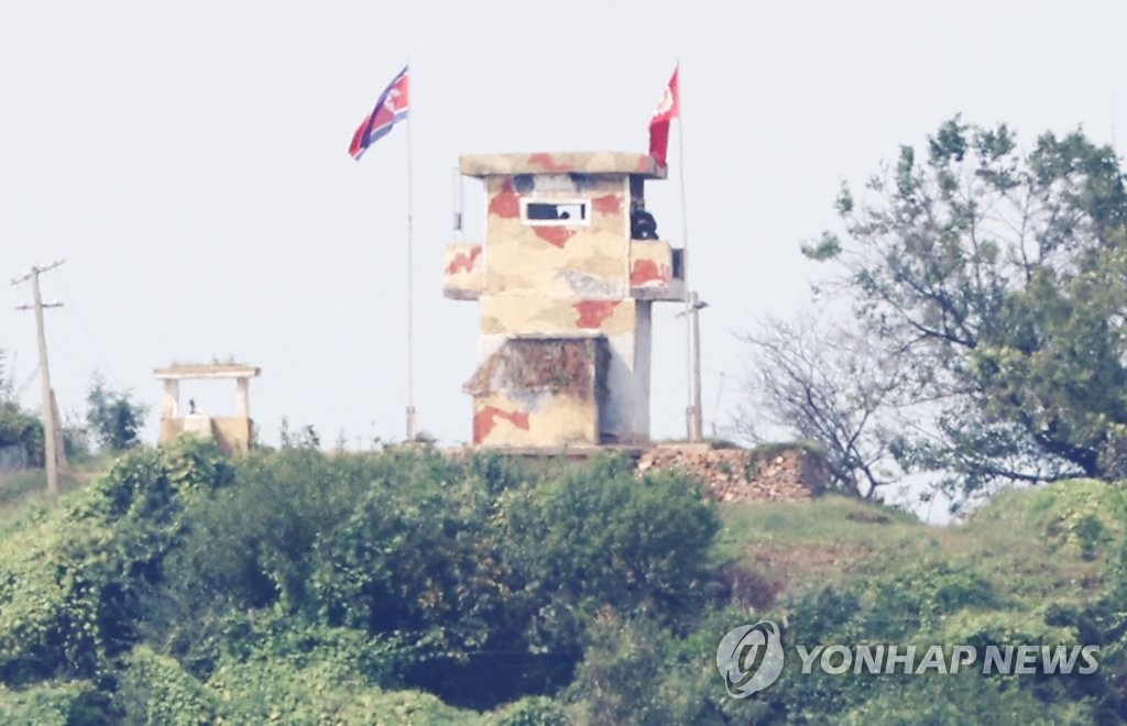 초소 지키는 북한 초병