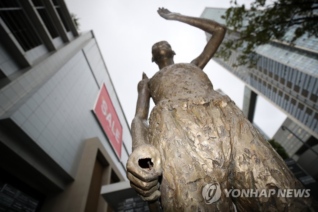 ソウルの竜山駅前の広場に設置されている労働者像。手に持っていたつるはしが２９日、何者かによって折られた＝（聯合ニュース）