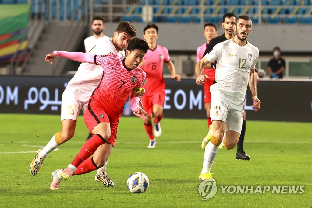 El futbolista surcoreano Son Heung-Min (centro) controla el balón ante sus rivales, en la victoria de Corea del Sur contra Siria, el 7 de octubre de 2021, en el partido del Grupo A de la clasificatoria asiática para la Copa Mundial de la FIFA 2022, en el Estadio Wa de Ansan, en la provincia de Gyeonggi. 