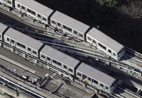 일본 지진으로 탈선한 열차
