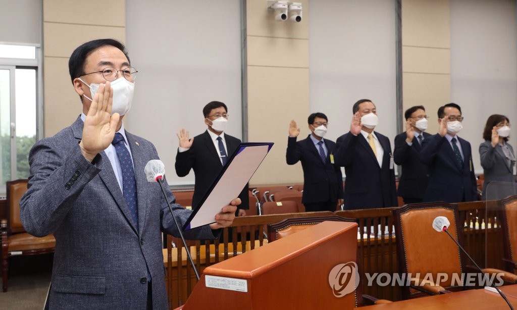 증인 선서하는 김세환 중앙선관위원장