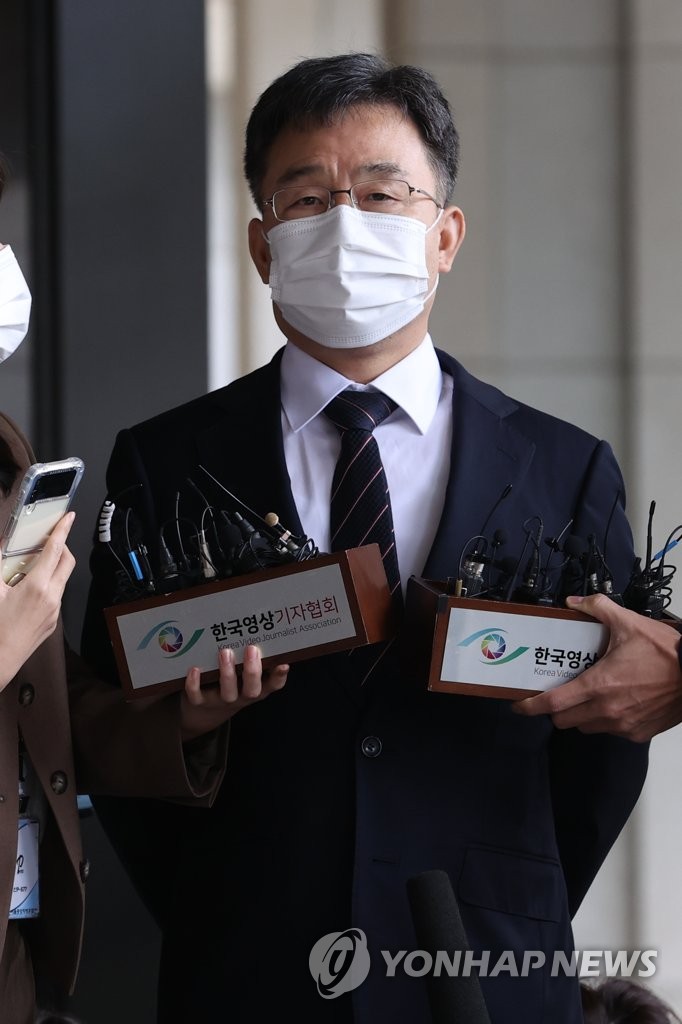 Kim Man-bae, owner of Hwacheon Daeyu, an asset management firm, speaks to reporters after arriving at the Seoul Central District Prosecutors' Office on Oct. 11, 2021, for questioning. (Yonhap)