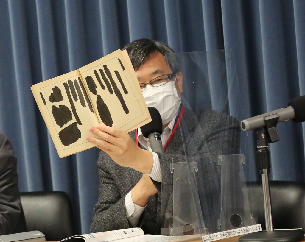 일본 정부의 교과서 수정 압박 비판