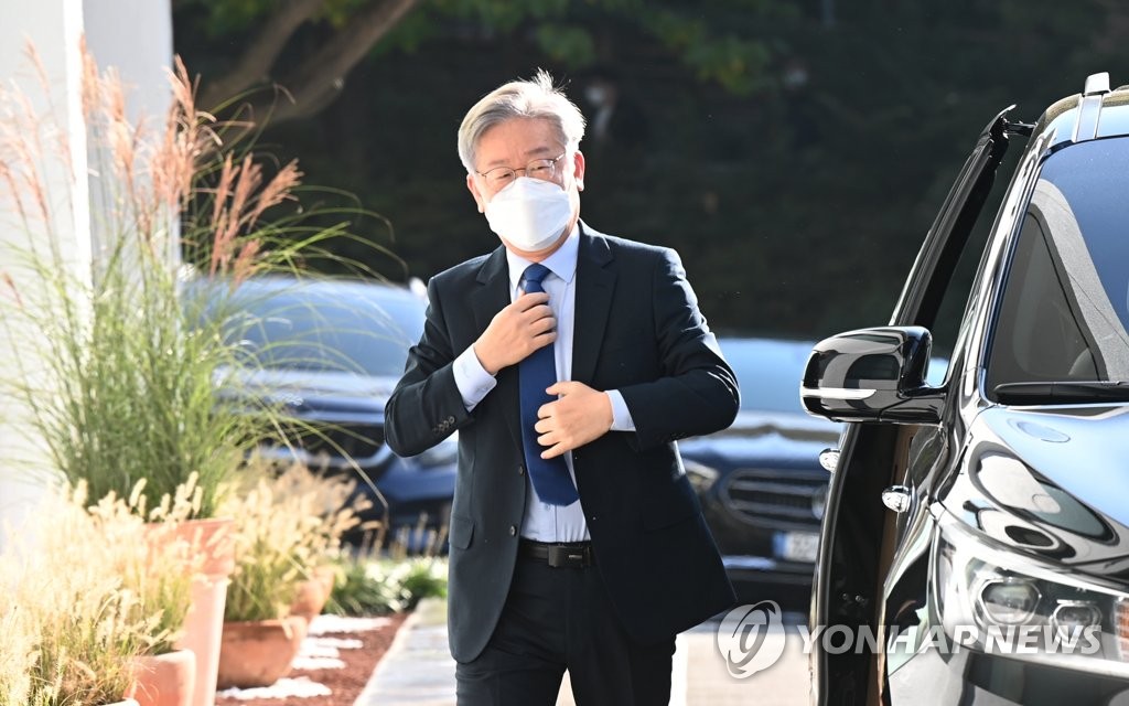 Gyeonggi Gov. Lee Jae-myung arrives at the Gyeonggi provincial government office in Suwon, 46 km south of Seoul, on Oct. 20, 2021. (Yonhap)