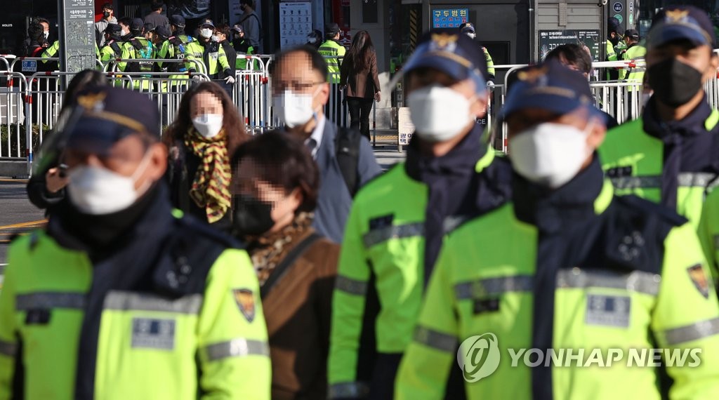This photo shows police officers preparing to respond to a major umbrella union's large-scale rally to be held on Oct. 20, 2021, in central Seoul. (Yonhap)