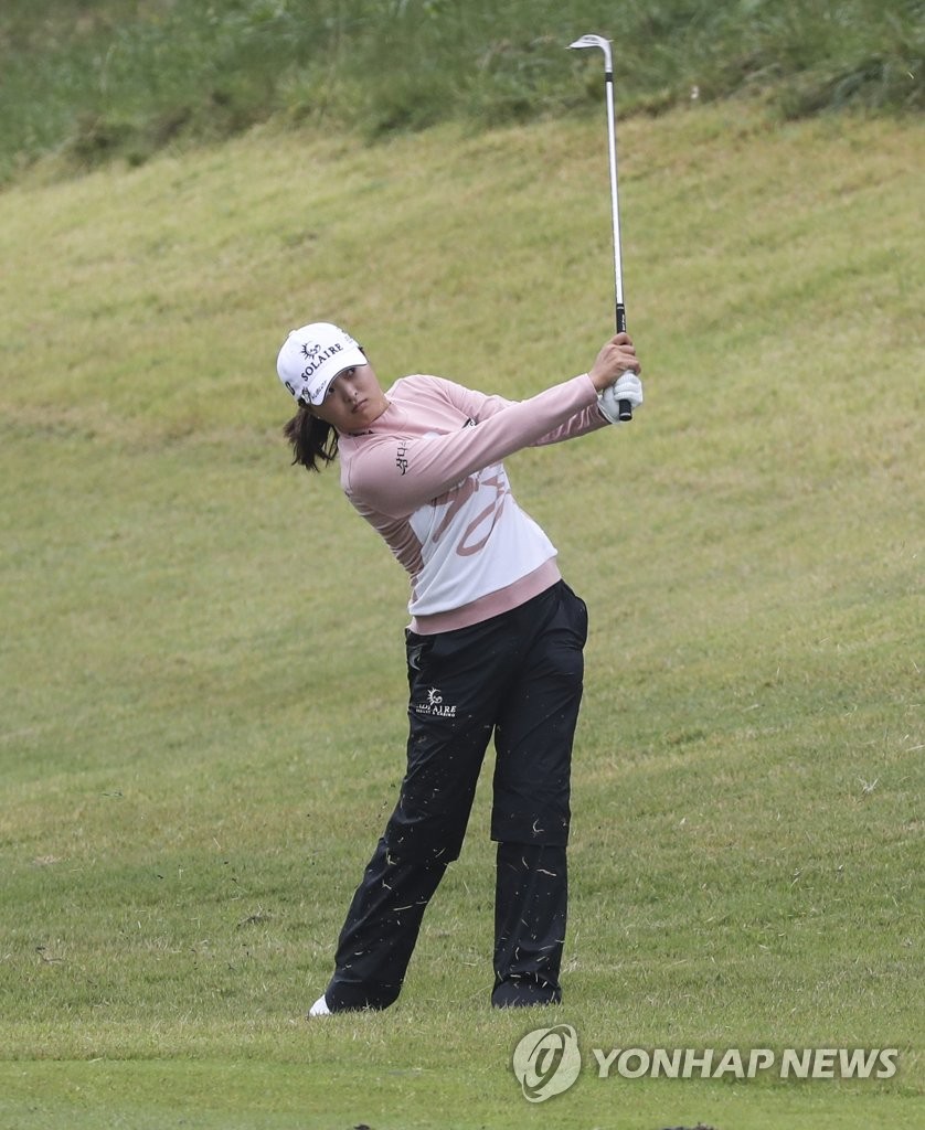 Ko Jin-young of South Korea plays a shot to the ninth green during the first round of the BMW Ladies Championship at LPGA International Busan in Busan, some 450 kilometers southeast of Seoul, on Oct. 21, 2021. (Yonhap)