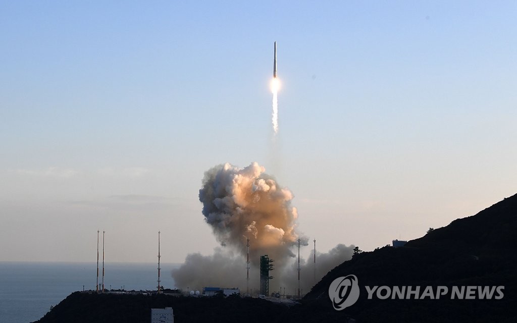 This photo shows South Korea's launch of its first homegrown space rocket KSLV-II at the Naro Space Center in the country's southern coastal village of Goheung on Oct. 21, 2021. (Pool photo) (Yonhap)