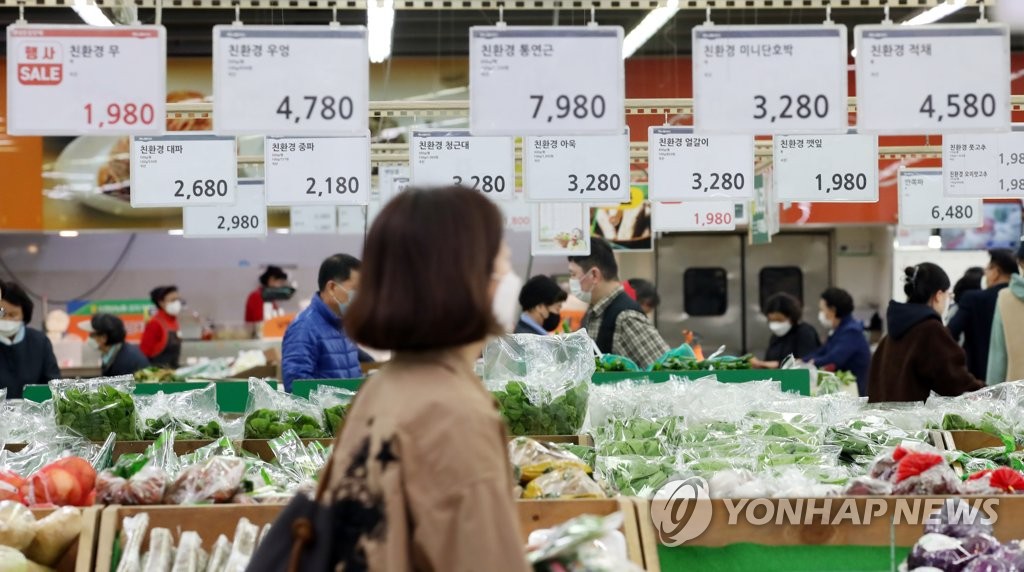 This file photo, taken Oct. 24, 2021, shows citizens shopping for groceries at a discount store in Seoul. (Yonhap)