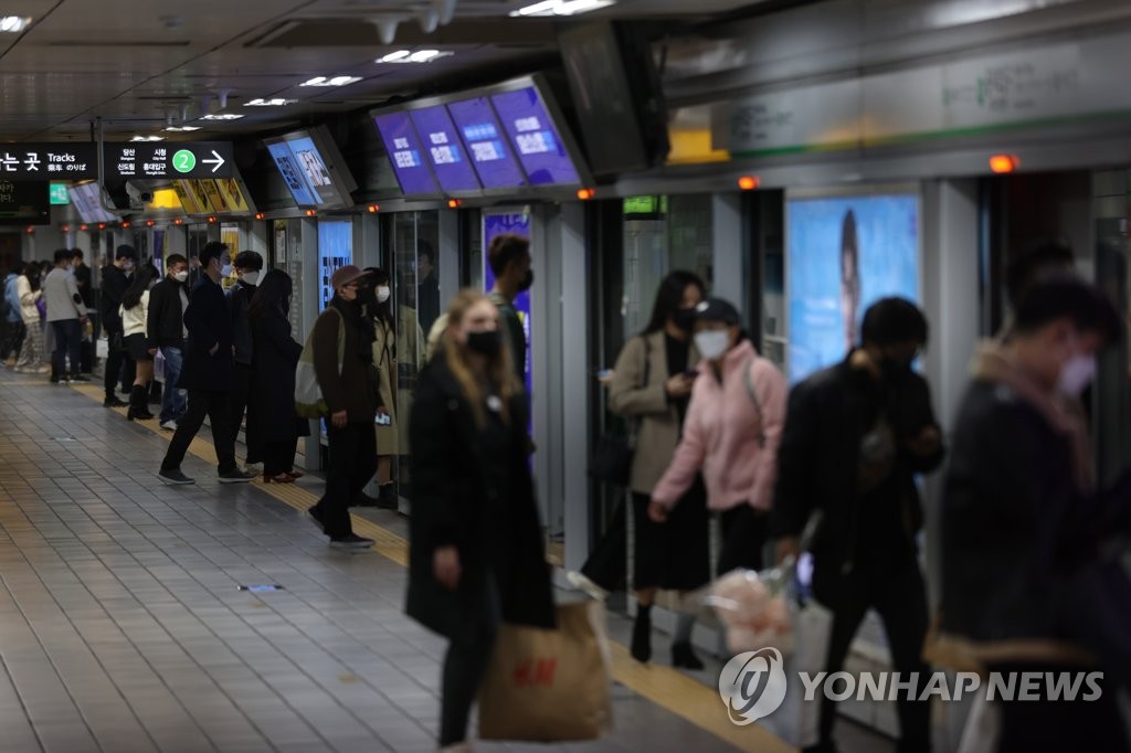 서울 지하철 2호선 을지로입구역에서 열차 기다리는 시민들