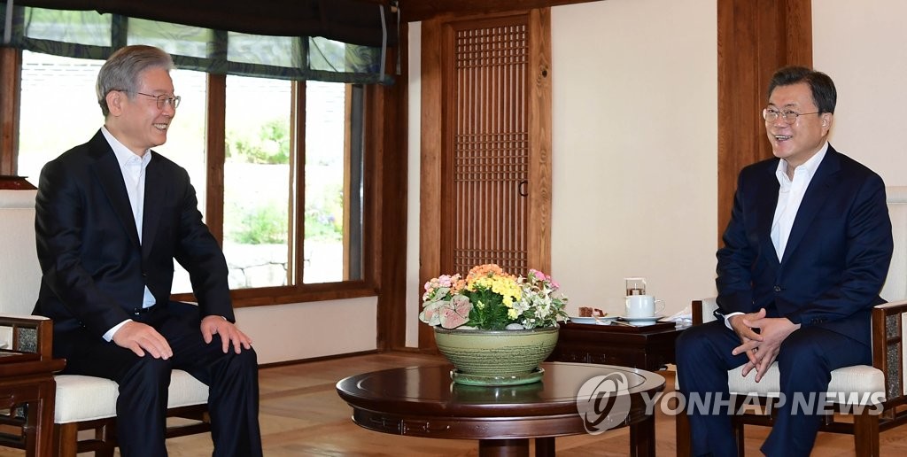 (LEAD) Moon asks DP nominee Lee to develop many good policies during presidential race