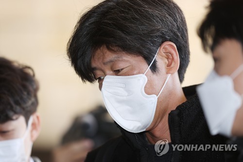 대장동 사건 관련 검찰 조사 출석하는 남욱