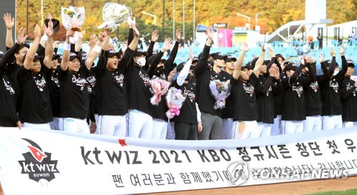 LG Twins rout Samsung Lions to avoid series sweep