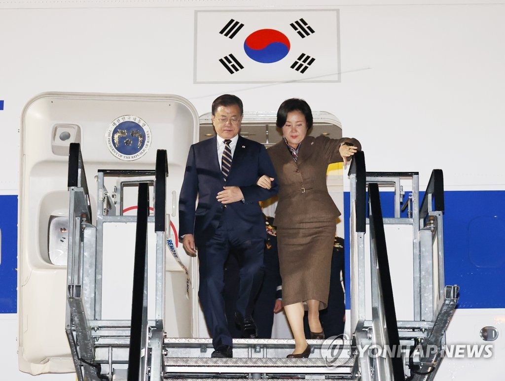 El presidente surcoreano, Moon Jae-in (izda.), junto con la primera dama, Kim Jung-sook, llega a Glasgow, Escocia, el 31 de octubre de 2021 (hora local), para asistir a la 26ª Conferencia de las Partes de la Convención Marco de la ONU sobre el Cambio Climático (COP26, según su acrónimo en inglés).