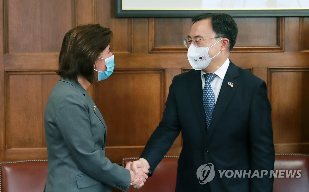 産業通商資源部の文勝ウク長官（右）と米商務省のレモンド長官（産業通商資源部提供）＝（聯合ニュース）≪転載・転用禁止≫