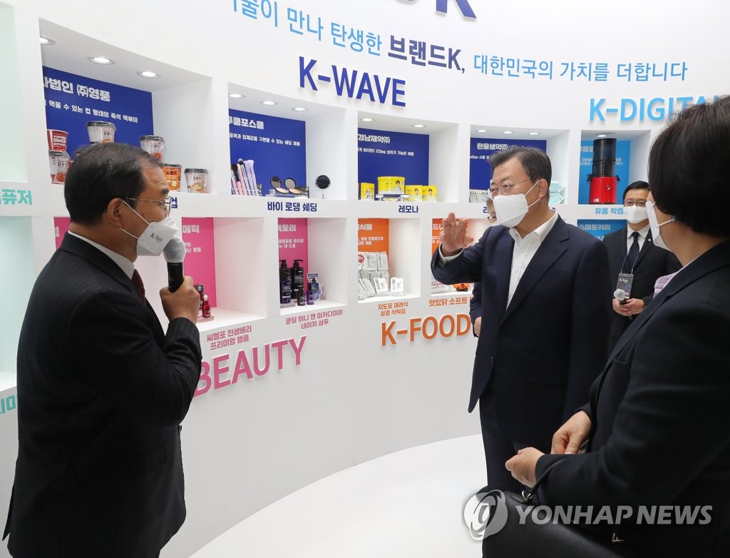 El presidente Moon Jae-in (segundo por la dcha.), visita una exhibición de productos y contenidos surcoreanos, "Korean Wave", el 11 de noviembre de 2021.