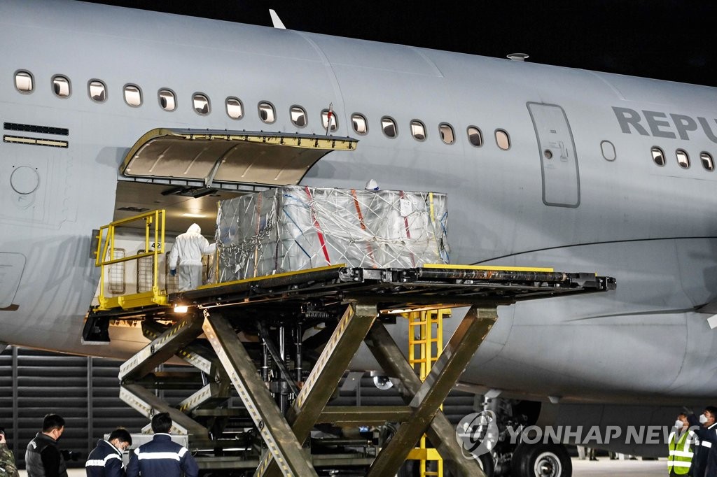 Cette photo, fournie par l'armée de l'air le 11 novembre 2021, montre un avion citerne transportant 27.000 litres de solution d'urée importée d'Australie.