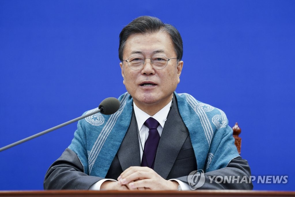 (LEAD) Moon urges APEC leaders to establish common standards on mutual recognition of vaccine certificates