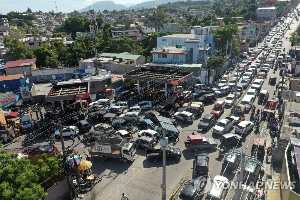 기름 공급 재개하자 차량 장사진 이룬 아이티 주유소