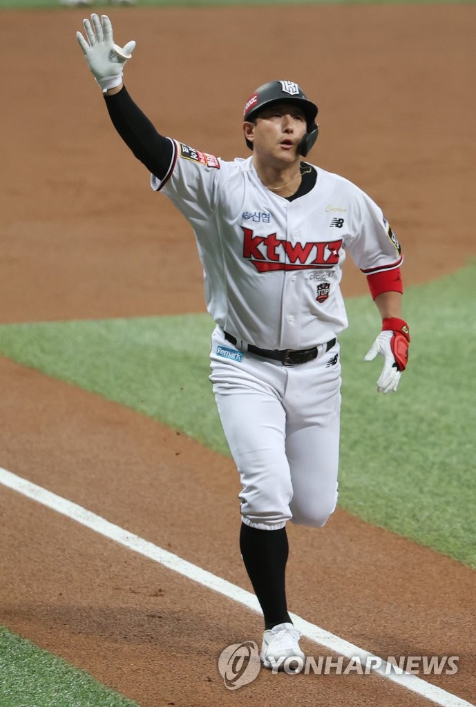 Hwang Jae-gyun of the KT Wiz celebrates his solo home run against the Doosan Bears in the bottom of the first inning in Game 2 of the Korean Series at Gocheok Sky Dome in Seoul on Nov. 15, 2021. (Yonhap)