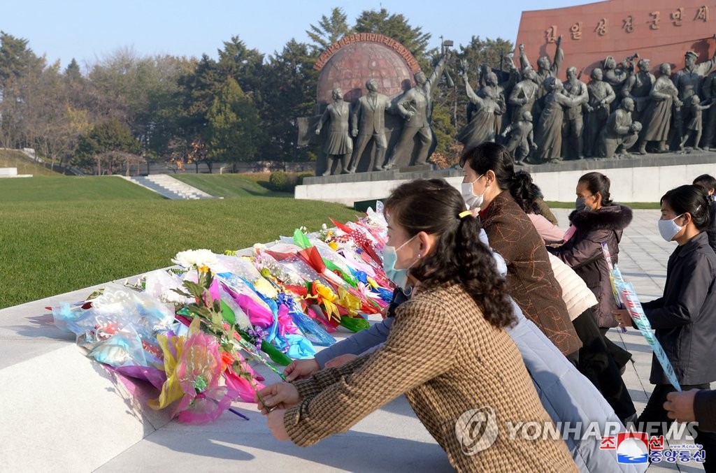 어머니날 맞아 헌화하는 북한 주민들