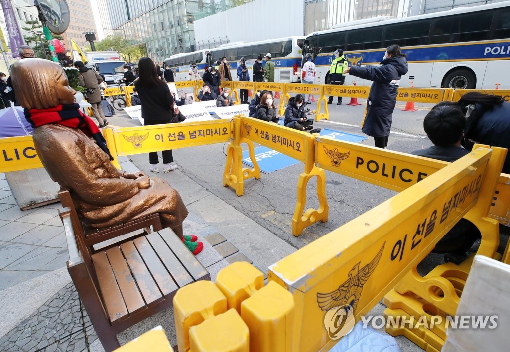 少女像の周囲に設置されたバリケード＝１７日、ソウル（聯合ニュース）