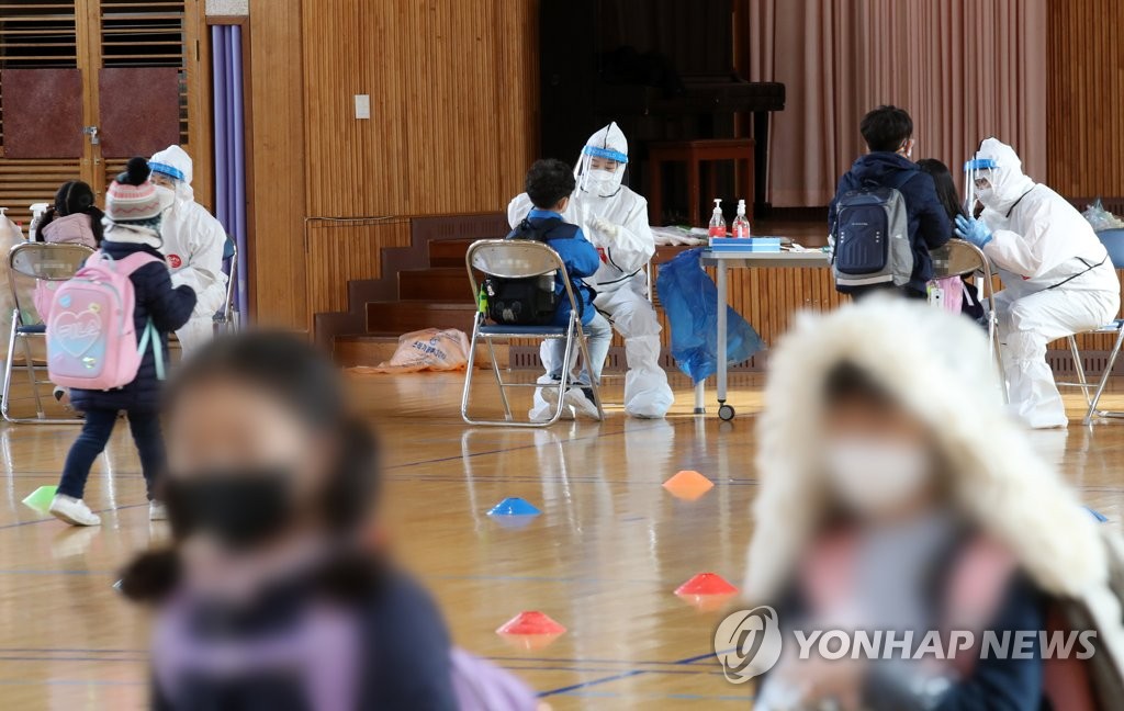 (광주=연합뉴스) 조남수 기자 = 22일 오후 광주 북구 한 초등학교에서 학생들이 신종 코로나바이러스 감염증(코로나19) 검사를 받고 있다. 2021.11.22 iso64@yna.co.kr
