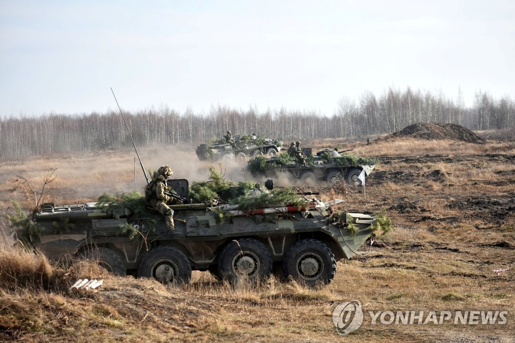 러시아와 군사적 긴장 속 장갑차 동원 훈련하는 우크라이나군