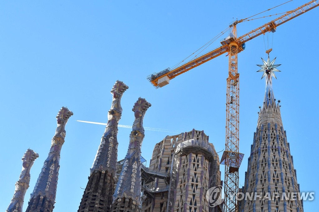 스페인 바르셀로나 성가족성당 성모탑에 설치되는 대형 별