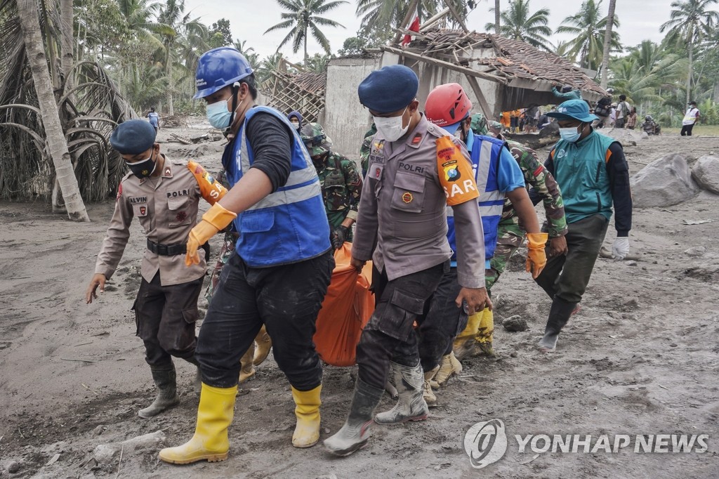 스메루 화산 폭발 희생자 시신 수습하는 인니 구급대원들