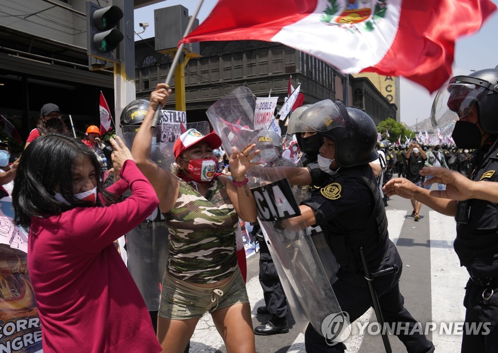 대통령 탄핵안 발의 속 반정부 시위하는 페루인들