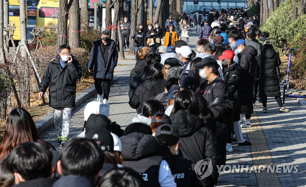 폭증한 선별검사, 몇 시간 대기는 기본
