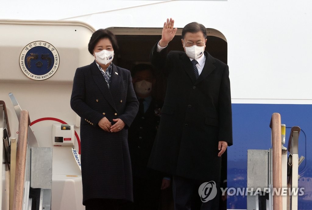 President Moon Jae-in and first lady Kim Jung-sook pose for the camera ahead of departure for a visit to Australia on Dec. 12, 2021. (Yonhap) 