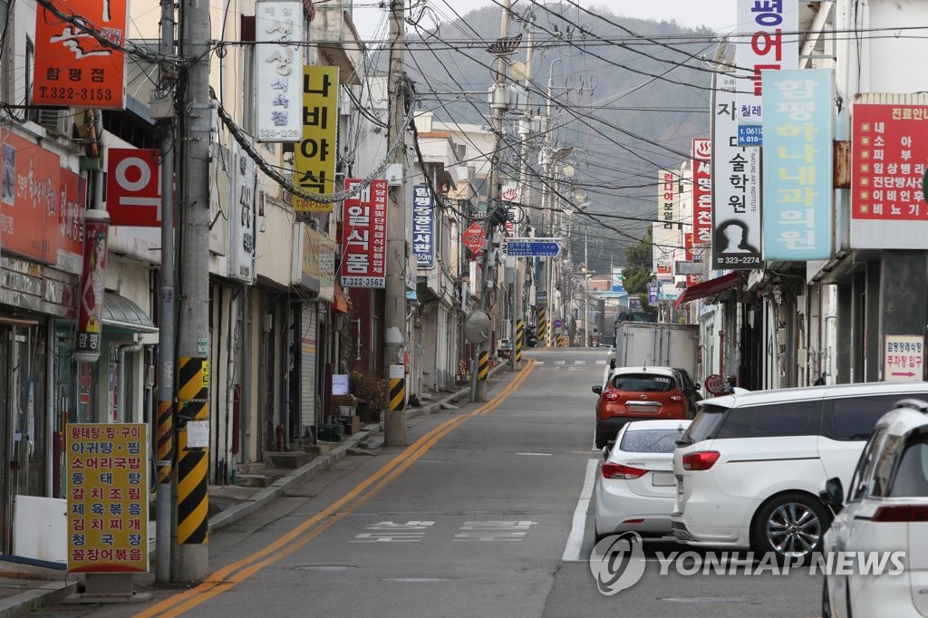 This photo taken on Dec. 12, 2021, shows a vacant street in Hampyeong, South Jeolla Province, amid worries over the spread of the new omicron variant. (Yonhap)