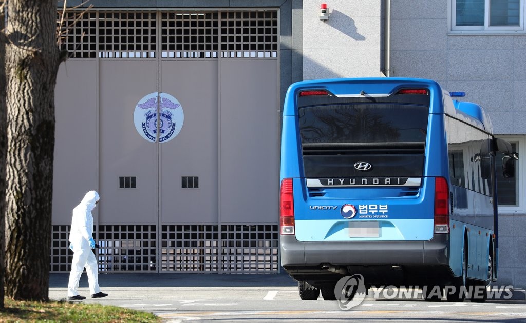 Un funcionario de cuarentena con equipo de protección ingresa a una prisión en Hongseong, provincia de Chungcheong del Sur, en el centro de Corea del Sur, el 13 de diciembre de 2021, donde se produjo una infección grupal de coronavirus.