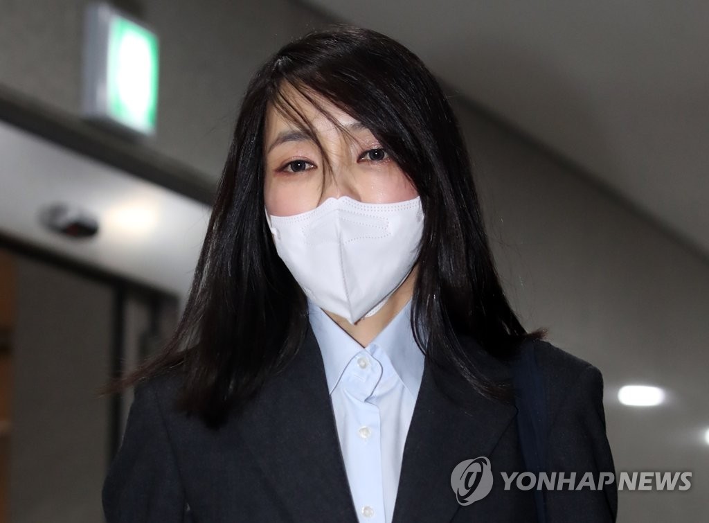 Kim Keon-hee, the wife of People Power Party presidential candidate Yoon Suk-yeol, leaves her home in southern Seoul on Dec. 15, 2021. (Yonhap)
