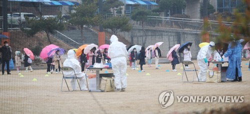지난 16일 코로나19 전수검사가 진행된 광주의 한 초등학교 [연합뉴스 자료사진]