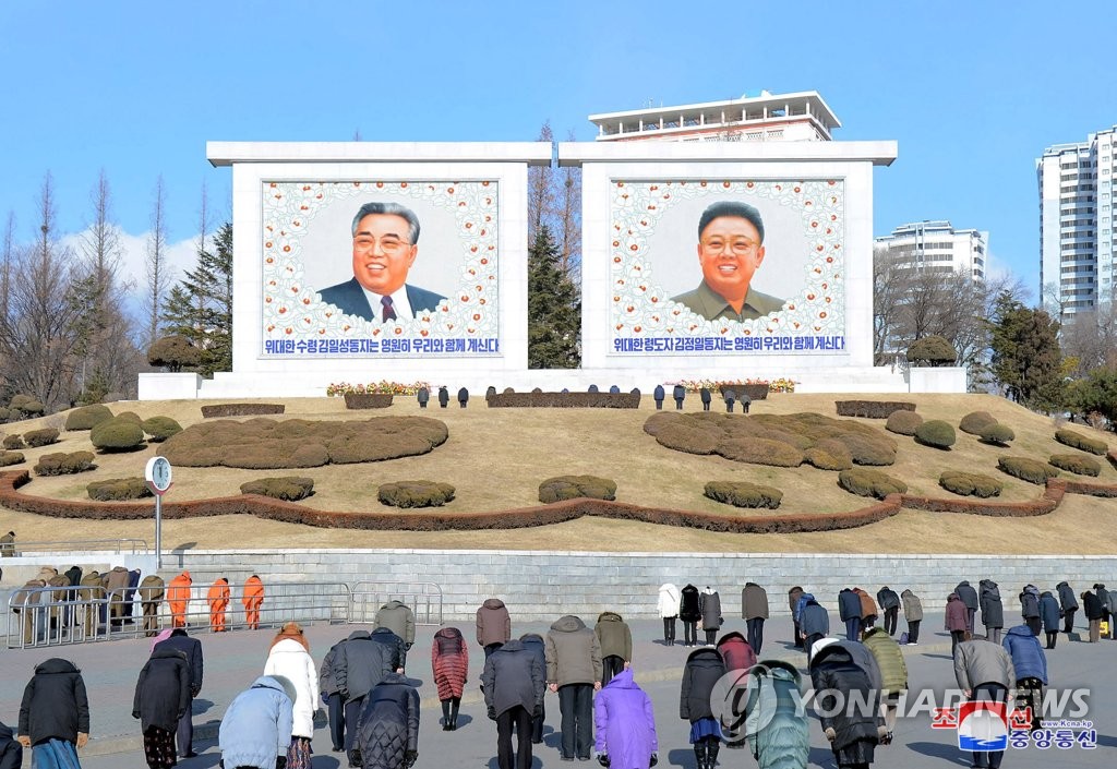 김정일 10주기에 묵념하는 북한 주민들