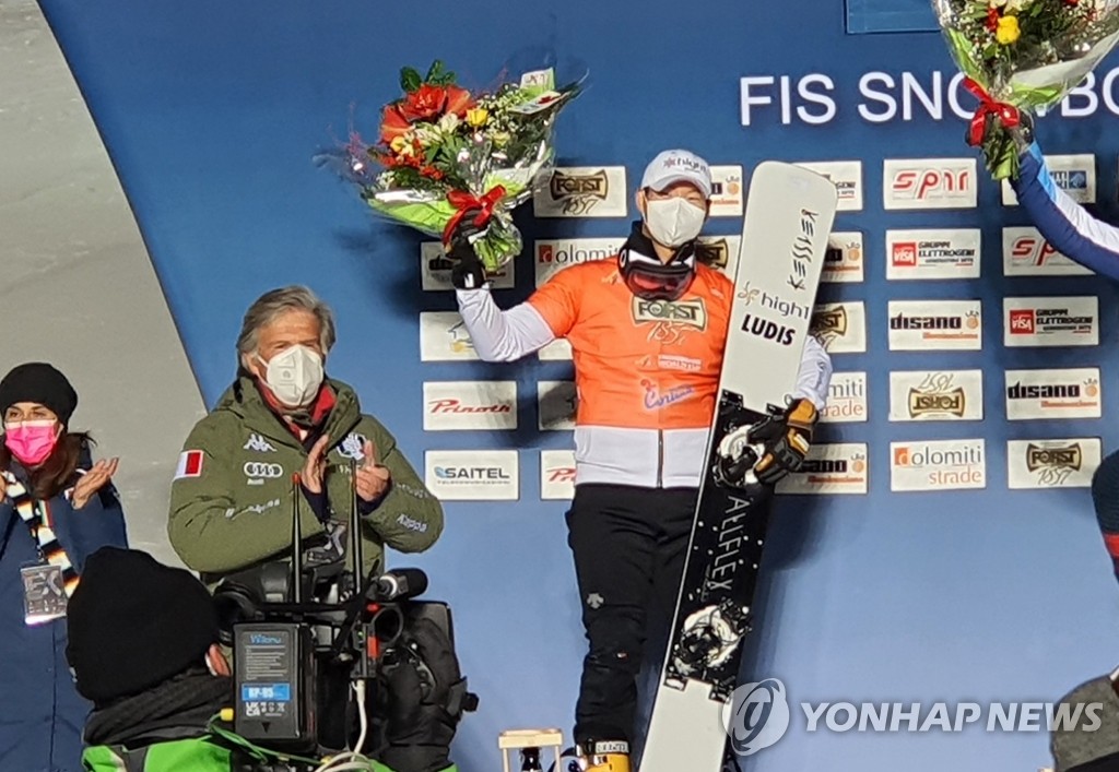 South Korean alpine snowboarder Lee Sang-ho celebrates his silver medal in the men's parallel giant slalom at the International Ski Federation Snowboard World Cup in Cortina d'Ampezzo, Italy, on Dec. 18, 2021, in this photo provided by the Korea Ski Association. (PHOTO NOT FOR SALE) (Yonhap)