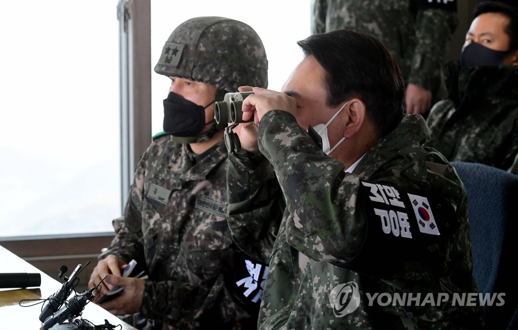 후보 시절 전방관측소(OP)를 찾아 전방지역을 바라보는 윤석열 대통령