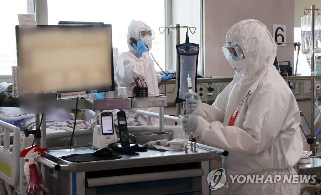 Medical workers in protective gear work at NHIS Ilsan Hospital, a medical facility only for patients infected with the new coronavirus, in Goyang, northwest of Seoul, on Dec. 22, 2021. (Yonhap)