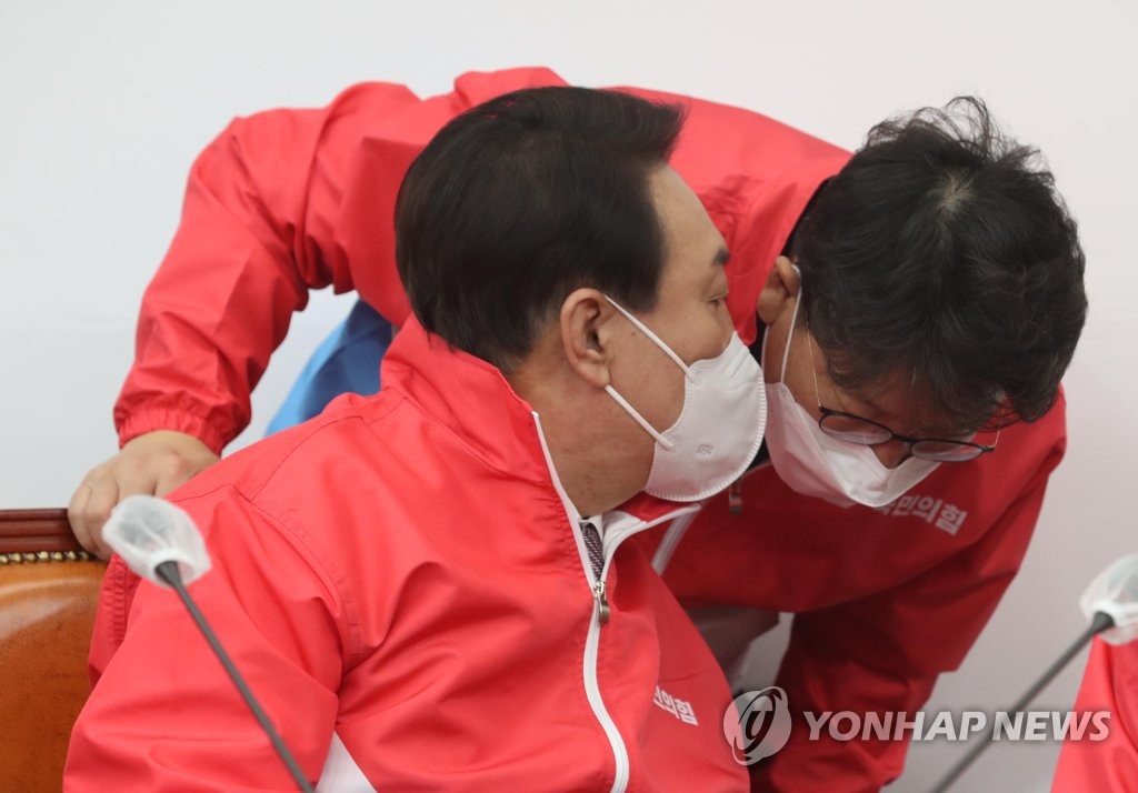 대화하는 윤석열 대선후보