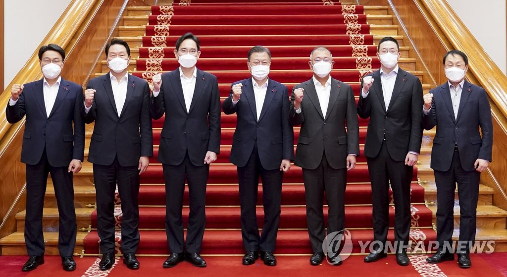 6대 기업 대표와 기념촬영하는 문재인 대통령