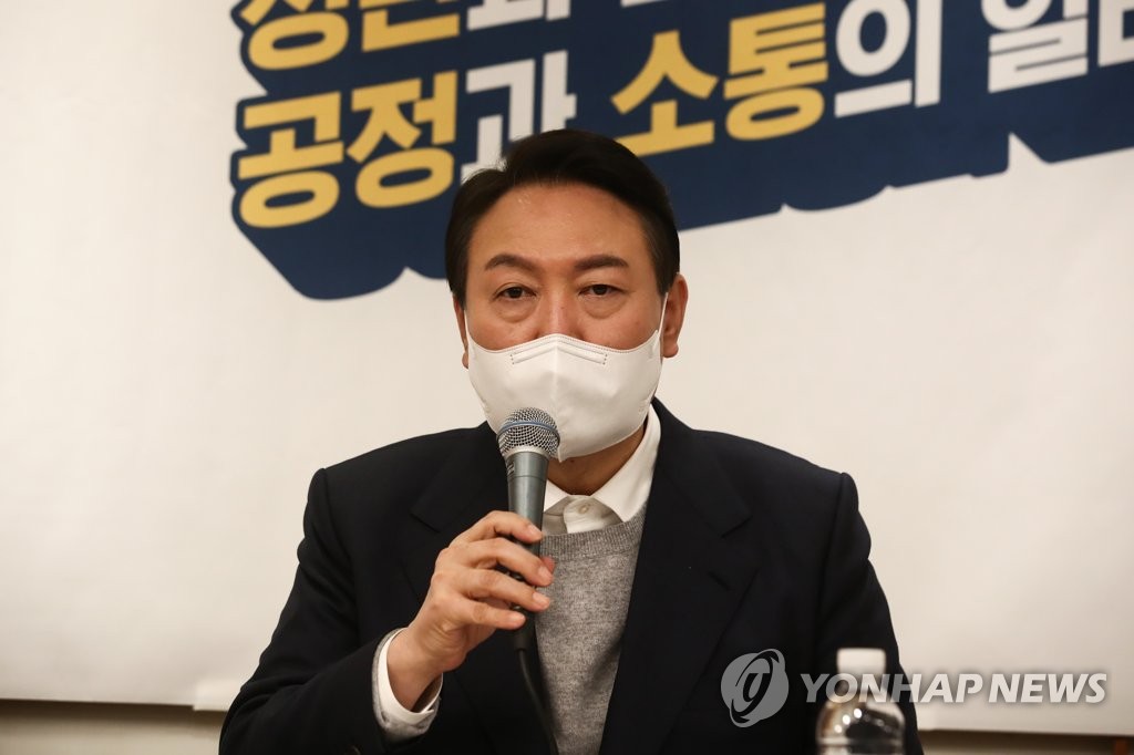 Yoon Suk-yeol, the presidential nominee of the main opposition People Power Party, speaks during an event at a cafe in Seoul on Dec. 28, 2021. (Pool photo) (Yonhap)