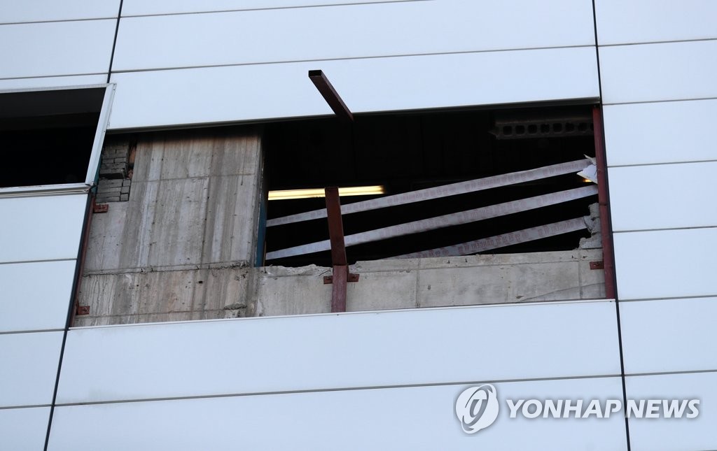 택시 충돌에 뚫린 대형마트 주차장 벽… 택시 충돌에 뚫린 대형마트 주차장 벽…