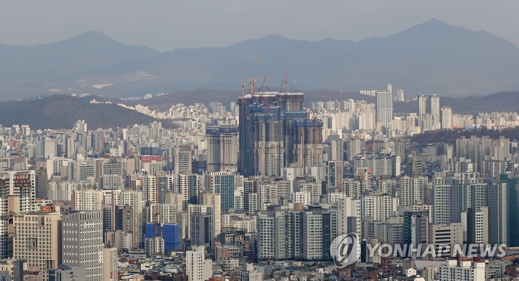 This file photo, taken Dec. 30, 2021, shows apartment buildings in Seoul. (Yonhap)