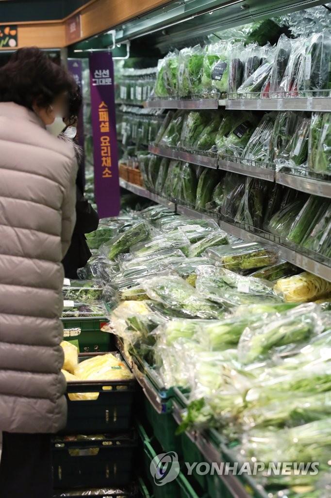 A shopper browses vegetables at a supermarket in Seoul on Dec. 31, 2021. South Korea's consumer prices grew at the fastest pace in 10 years in 2021 due to surging energy costs and high prices of farm products, according to data compiled by Statistics Korea. (Yonhap)