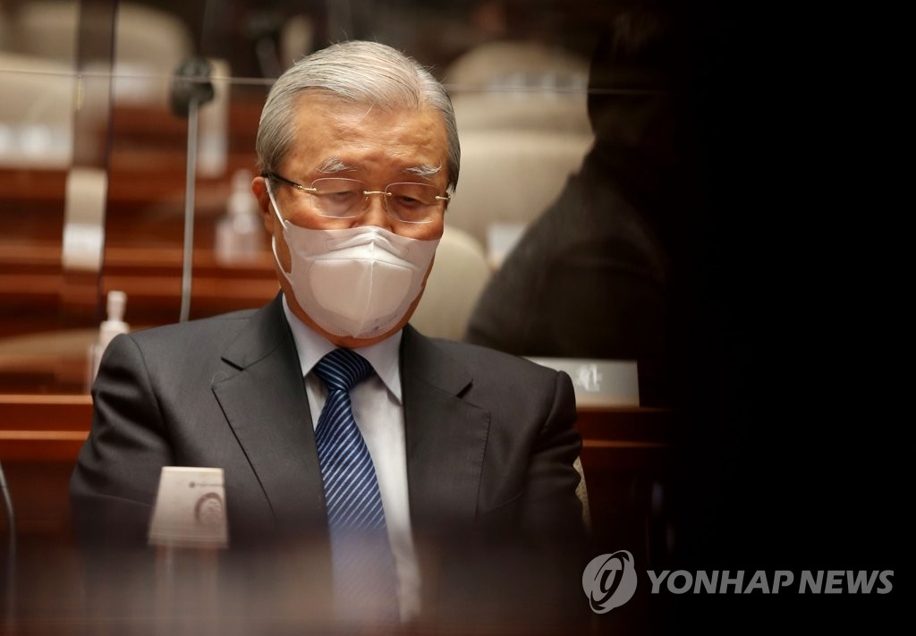 Le chef de l'équipe de campagne du Parti du pouvoir du peuple (PPP), Kim Chong-in, prend un temps de réflexion lors d'une réunion plénière des députés du parti, le lundi 3 janvier 2022, à l'Assemblée nationale à Yeouido de Séoul. Le PPP a décidé un remaniement total de l'équipe électorale en raison de la baisse des intentions de vote pour le candidat Yoon Suk-yeol dans les derniers sondages. 