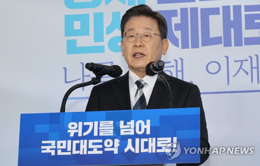 Lee Jae-myung, the presidential candidate of the ruling Democratic Party, speaks during a press conference to mark the new year at a plant of the Kia Corp. carmaker in Gwangmyeong, near Seoul, on Jan. 4, 2022. (Pool photo) (Yonhap)
