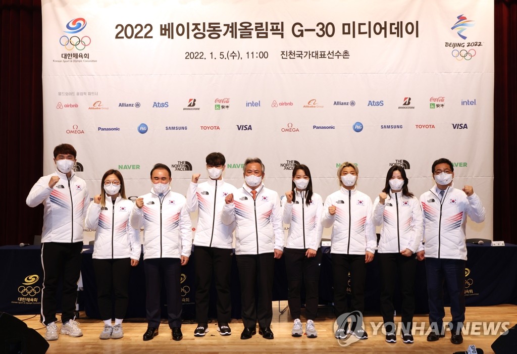 Des athlètes et officiels sud-coréens des Jeux olympiques d'hiver de Pékin 2022 posent devant les photographes lors de la journée des médias marquant le compte à rebours de 30 jours avant la compétition au centre national d'entraînement de Jincheon, dans la province du Chungcheong du Nord, le mercredi 5 janvier 2022. 